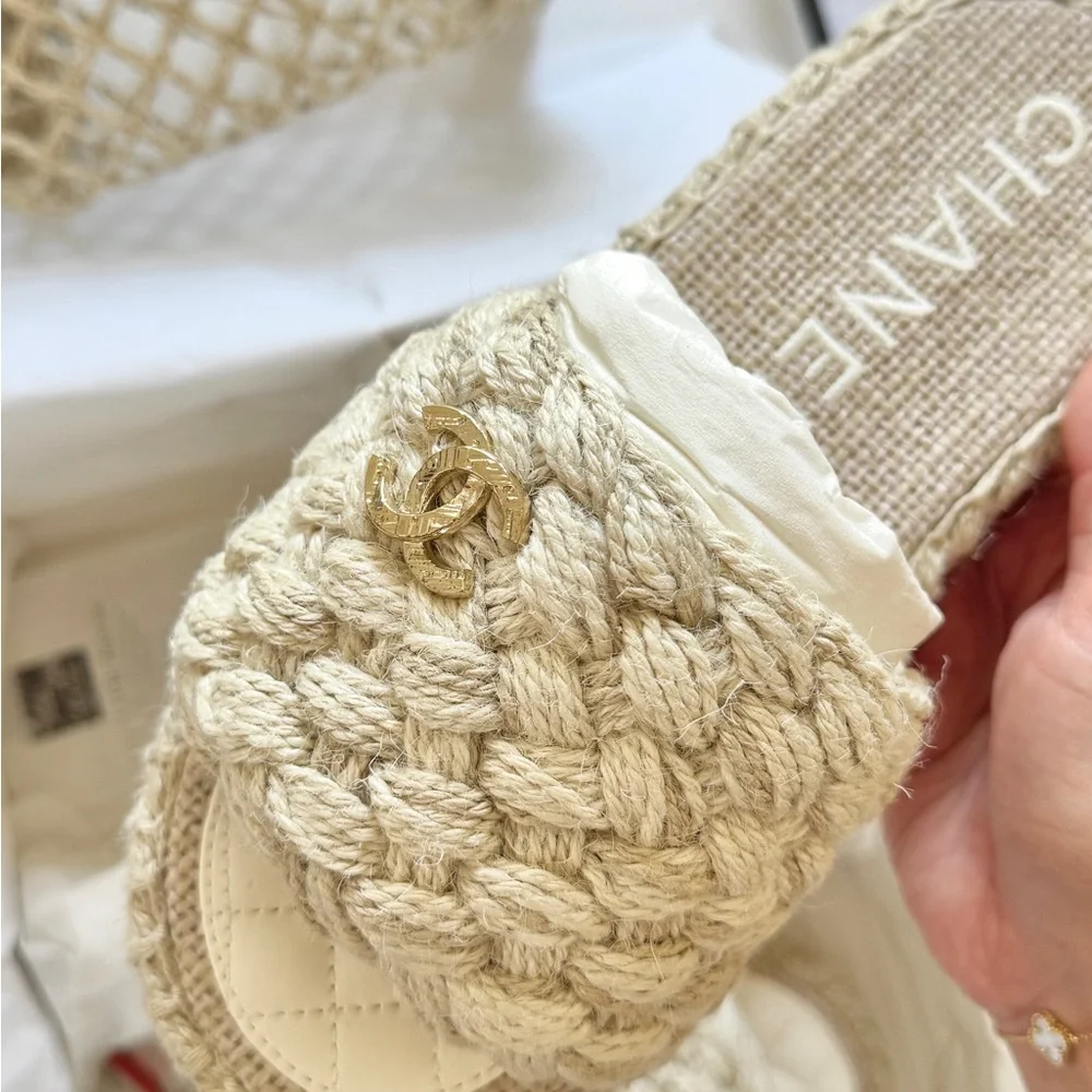 CHANEL Natural Beige Braided Mesh Pouch with Gold Logo Zip - Picture 3 of 6